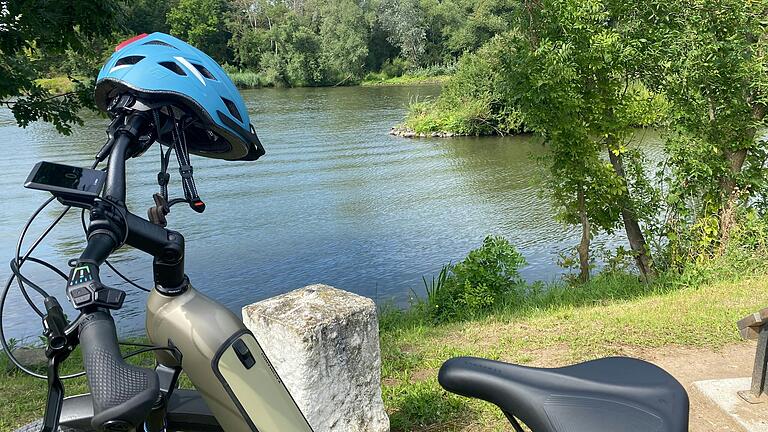 Fahrradtour bei Albertshofen: Rast am Main. Fahrradtour bei Albertshofen: Rast am Main.