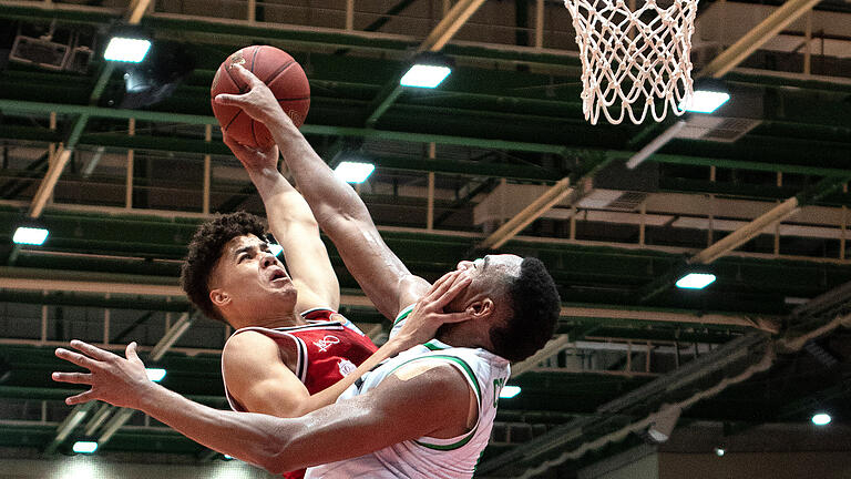 s.Oliver Würzburg unterliegt bei der offiziellen Saisoneröffnung dem türkischen Top-Klub Darussafaka Istanbul 74:82 Foto: in rot Joshua Obiesie (3), in weiß Bonzie Colson (50)