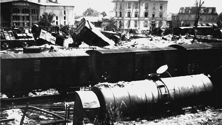 Der Bahnhof musste schwere Treffer hinnehmen.