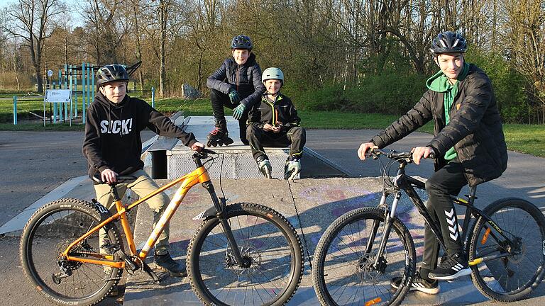 Eine bessere Ausstattung des Treffpunkts 'Brügel' wünschen sich Jugendliche aus Bad Königshofen. Dort treffen sie sich zum Inliner-Fahren, Skaten, Fahrradfahren und Körbe-Werfen. Eine bessere Ausstattung des Treffpunkts 'Brügel' wünschen sich Jugendliche aus Bad Königshofen. Dort treffen sie sich zum Inliner-Fahren, Skaten, Fahrradfahren und Körbe-Werfen.