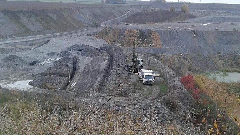 Teerhaltiger Straßenaufbruch ist im Steinbruch des Auber Schotterwerks vergraben. Illegal. Was damit geschehen soll, ist auch nach mehr als einem halben Jahr ungewiss. Das Material gilt als krebserregend.