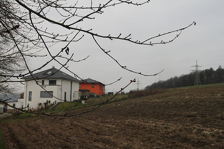 Nach der Schwarzdornstraße, an der die Häuser links im Bild stehen, ist Schluss. Das künftige Baugebiet 'Am Herrenwald' rechts daneben ist noch ein Acker. (Archivbild) Nach der Schwarzdornstraße, an der die Häuser links im Bild stehen, ist Schluss. Das künftige Baugebiet 'Am Herrenwald' rechts daneben ist noch ein Acker. (Archivbild)