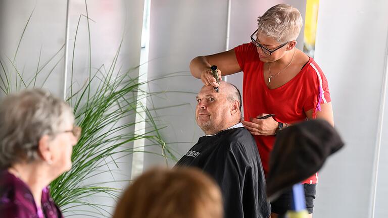 Friseurmeisterin Carina Hirsch aus dem Schweinfurter Salon 'Magic of Hair' schneidet auf dem Beauty Day der Schweinfurter Bahnhofsmission Menschen, die es sich sonst nicht leisten können, kostenlos die Haare.