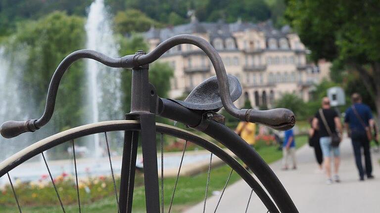 Radsport-Historie Bad Kissingen       -  Mit solchen Rennhochrädern kämpften die Pedaleure des Velociped-Clubs auf ihrer Rennbahn im Rosengarten um den Sieg.