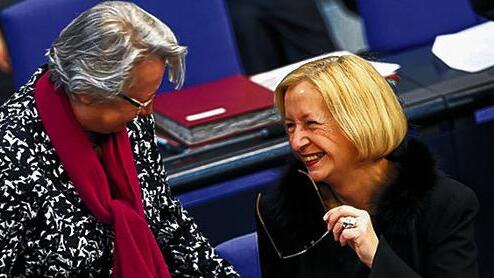 Im Bundestag: Bildungsministerin Johanna Wanka (rechts) mit ihrer Vorgängerin Annette Schavan.