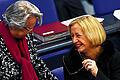 Im Bundestag: Bildungsministerin Johanna Wanka (rechts) mit ihrer Vorgängerin Annette Schavan.