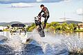 Wakeboard-Wettbewerb am Würzburger Stadtstrand       -  (jha)   Lässiger Lifestyle, durchtrainierte Körper und die richtige Welle: Am Sonntag, 29. Juni, kommen die besten Wakeboarder Deutschlands zum Sternla WakeRace an den Würzburger Stadtstrand. Darunter auch Philipp Schramm aus Aschaffenburg (im Bild auf dem Main nahe Niedernberg). Er hat es in dem Trend-Sport mit dem Brett unter den Füßen und dem Boot an der Leine 2012 zum Deutschen Meister gebracht. Ab 9 Uhr gibt es am Sonntag bei freiem Eintritt den ganzen Tag über viel zu sehen: den Wakeboard-Wettbewerb, Wakesurfshows, Cheerleadingeinlagen, Luftakrobatik über dem Wasser, Bademodenschauen und mehr. Die Main-Post führt mit einem Live-Blog durch den Tag unter www.mainpost.de/sternla-wakerace.