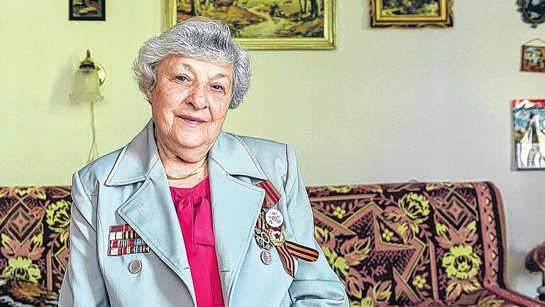 Stolz: Moura Kraminskaia, Weltkriegsveteranin der Roten Armee, 2015 in ihrer Wohnung in Würzburg.