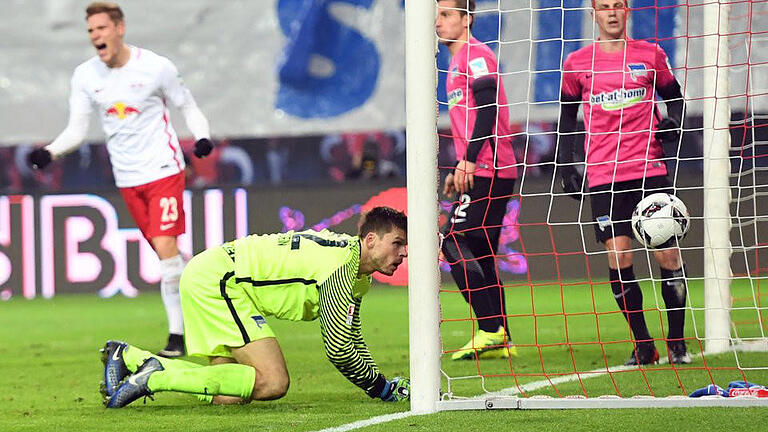 Ohne Chance       -  Herthas Torhüter Rune Jarstein (M.) kann das 2:0 gegen Leipzig nicht verhindern. Foto: Jan Woitas