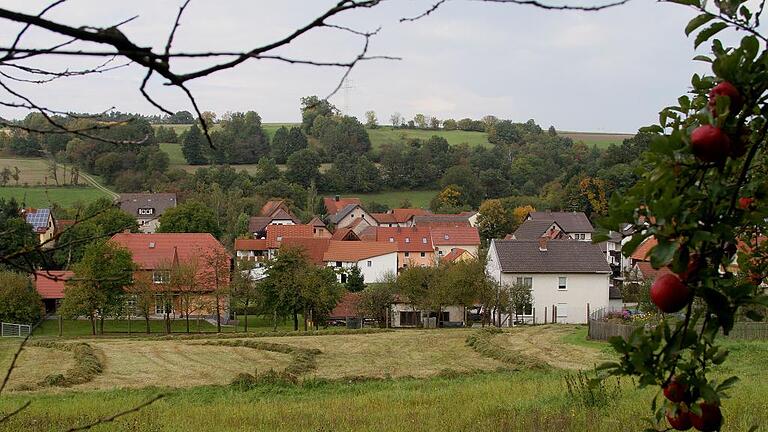 Auch hier sollen Bauwillige in Zukunft ein Zuhause finden: Blick auf das Bauerwartungsland &bdquo;Eichholz&ldquo; in Schönbrunn.