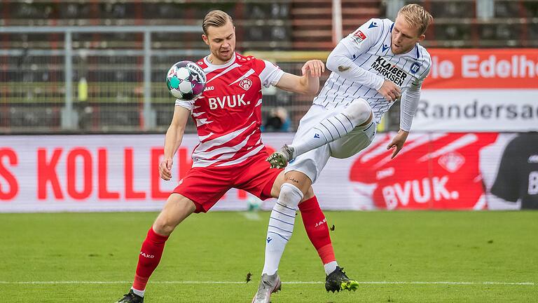 Philipp Hofmann (rechts, gegen Lars Dietz) ist der Zielspieler vom Karlsruher SC.&nbsp;