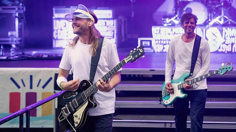 Die Sportfreunde Stiller, hier Peter Brugger (links) und Rüdiger Linhof, begeisterten ihre Fans mit alten Hits und Liedern ihres neuen Albums 'Jeder nur ein X'.