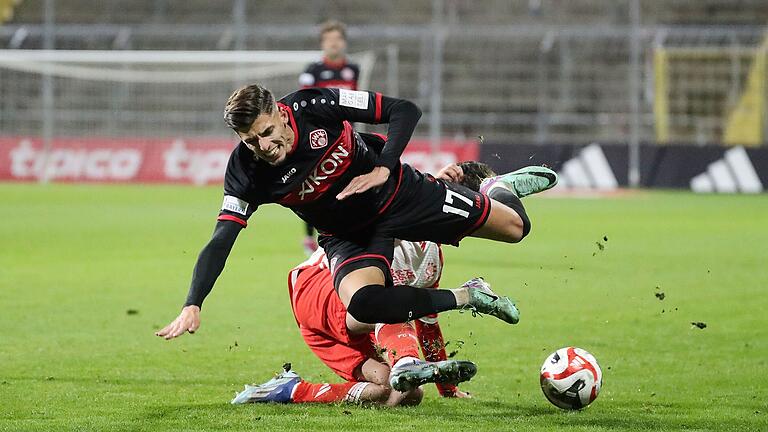 Hier wird Kickers-Akteur Ivan Franjic unsanft von FC-Bayern-Spieler Salih Sen gestoppt. Am Ende der Partie in München sah der Würzburger Mittelfeldmann zum fünften Mal in dieser Saison Gelb und wird am Freitag gegen den FV Illertissen ausfallen.