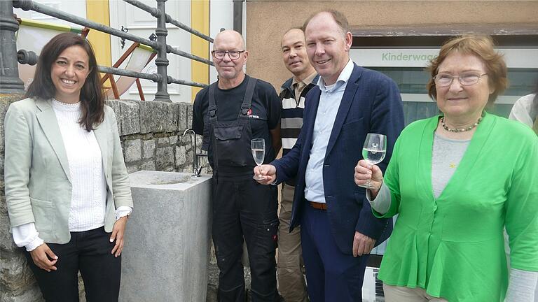 Den neuen Trinkwasserbrunnen an der Touristinfo weihten (von links) Vanessa Feineis, Techniker Stefan Schömig, Tibor Brumme, Oberbürgermeister Stefan Güntner und Stadträtin Christa Büttner ein.