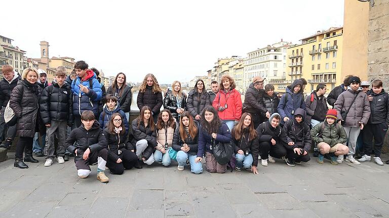 Deutsche sowie italienische Schülerinnen und Schüler sowie Lehrkräfte auf der Ponte Vecchio in Florenz.