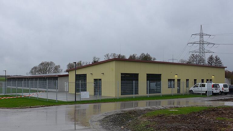 Die Außenansicht des neuen Tierheimes, das an der Zeller Straße im Gemeindeteil von Knetzgau in zentraler Lage am Autobahnzubringer offiziell eröffnet wurde.