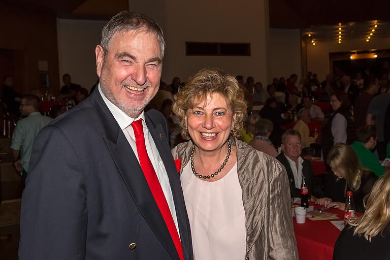 Frisch gekürter Ehrenpräsident des Fastnacht-Verband Franken: Bernhard Schlereth im Herbst zusammen mit seiner Frau Christl.