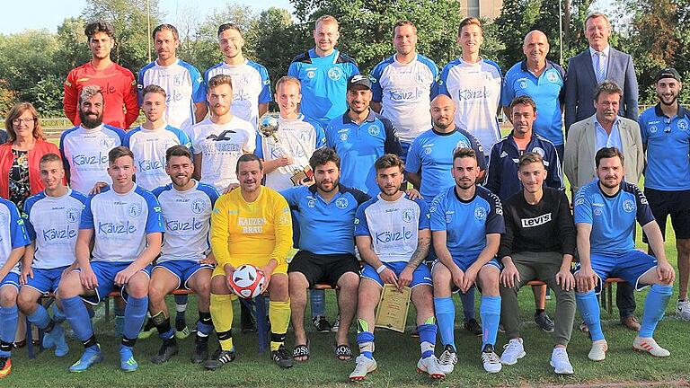 Misstöne bei Ochsenfurter Stadtmeisterschaft       -  Pünktlich zu  seiner 100-Jahr-Feier hat sich der Ochsenfurter FV die Krone des Fußball-Stadtmeisters gesichert. Der OFV setzte sich am Sonntagabend im Endspiel auf der Maininsel mit 4:1 gegen den FC Hopferstadt durch. &bdquo;Wer zweimal so deutlich gegen uns gewinnt, hat diesen Titel auch verdient&ldquo;, sagte Hopferstadts Stefan Pohl. Der Titel zu Saisonbeginn ist &ndash; wie es in einer Mitteilung des Klubs heißt &ndash; &bdquo;Balsam auf die Seele der OFVler nach der sportlich verkorksten Saison 2018/19&ldquo;. Etwas überschattet war das Turnier von starken Wetterkapriolen und des überraschenden Rückzugs des TSV Goßmannsdorf wegen Spielermangels nach der 0:11-Auftaktniederlage gegen den FC Hopferstadt. Trotzdem zeigte sich der OFV-Vorsitzende Jürgen Fischer zufrieden, vor allem mit den fast 300 Zuschauern am letzten Turniertag. Der dritte Platz ging an den SV Kleinochsenfurt, der den SV Tückelhausen/Hohestadt mit 4:0 besiegte. Fünfter wurde sieglos die SG Erlach/Sulzfeld, da Goßmannsdorf nicht mehr angetreten war. Das Bild zeigt den Stadtmeister mit (hinten von links) Makdesi-Elias Kirles, Frank Schürger, Tobias Macht, Betreuer Lars Kämmerer, Florian Mohr, Sebastian Fischer, Vorsitzender Jürgen Fischer und Bürgermeister Peter Juks; (Mitte von links) die städtischen Sportreferenten Herbert Gransitzki und Rosa Behon, Panagiotis Kritsiniotis, Dennys Roth, Kürsad Senel, Max Dehner, Trainer Kabil Jabiri, Sandro Michel, Sportleiter Uwe Faulhaber, Sportreferent Paul Hofmann, Jossef Jabiri, Maurice Boe; (vorne von links) Andreas Türker, Alexander Hinz, Maximilian Krause, Turgay Senel, Johannes Wetzstein, Mahir Bucak, Marcel Bucak, Nico Hemkeppler, Turan Senel, Yildiray Senel.