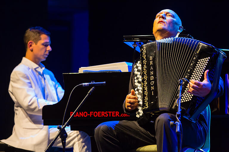 Zu Gast bei Klazz Brothers & Cuba Percussion, der russische Bandoneon-Spieler Alexander Pankow. Zu Gast bei Klazz Brothers & Cuba Percussion, der russische Bandoneon-Spieler Alexander Pankow.