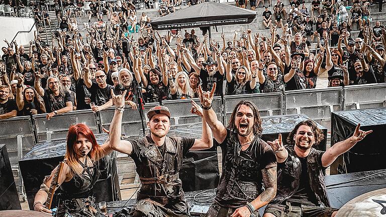 Die Band 'Oversense' mit (von links) Jasmin Pabst (Gitarre), Marco Volpert (Bass), Frontmann Danny Meyer und Patrick Lippert (Schlagzeug) beim Festival 'Full Metal Holiday' auf Mallorca.