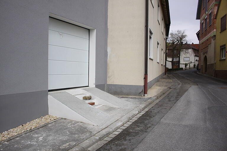 Kurios wirkt die Zufahrt zu einer neuen Garage in Retzbach.