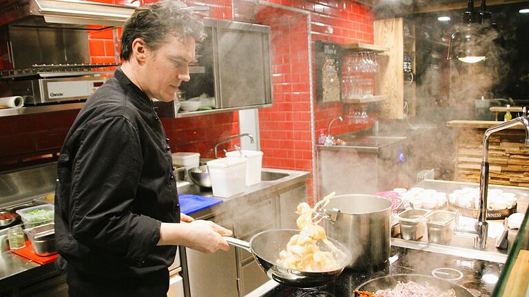 Küchenchef Stefan Spasow lässt die Pfannen tanzen. Küchenchef Stefan Spasow lässt die Pfannen tanzen.