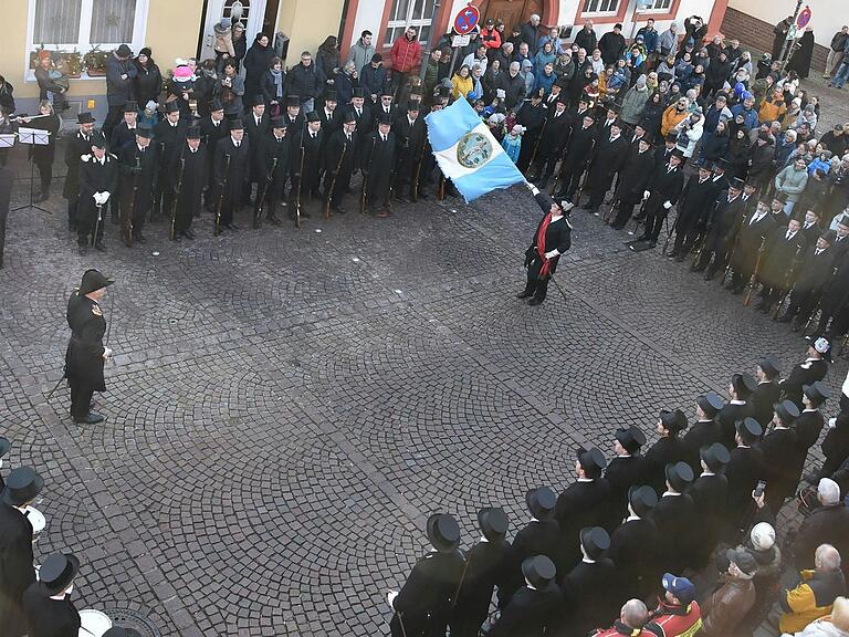 Über 600 Besucher waren am Festsonntagnachmittag des 393. Sebastianifests in Lengfurt beim traditionellen Fahnenschwenken auf dem Marktplatz dabei. Über 600 Besucher waren am Festsonntagnachmittag des 393. Sebastianifests in Lengfurt beim traditionellen Fahnenschwenken auf dem Marktplatz dabei.