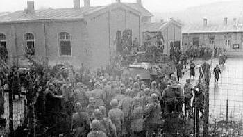 Jubel im Lager Hammelburg, als - Jubel im Lager Hammelburg, als die Kriegsgefangenen dort am 6. April
1945 endgültig befreit wurden. Jubel im Lager Hammelburg, als - Jubel im Lager Hammelburg, als die Kriegsgefangenen dort am 6. April
1945 endgültig befreit wurden.