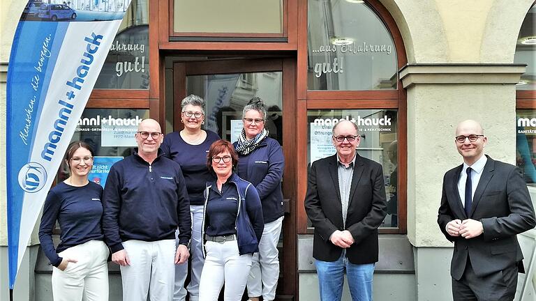 Über die Geschäftsübernahme freuen sich (von links) Eva-Maria Hauck, Uwe Hauck (Inhaber), Heike Hofmann, Petra Weber (Filialleiterin), Anja Ehrenberg, Klaus Bollwein (Geschäftsführer Stadtmarketing PRO Bad Kissingen) und Oberbürgermeister Dirk Vogel. - Über die Geschäftsübernahme freuen sich (von links) Eva-Maria Hauck, Uwe Hauck (Inhaber), Heike Hofmann, Petra Weber (Filialleiterin), Anja Ehrenberg, Klaus Bollwein (Geschäftsführer Stadtmarketing PRO Bad Kissingen) und Oberbürgermeister Dirk Vogel. Über die Geschäftsübernahme freuen sich (von links) Eva-Maria Hauck, Uwe Hauck (Inhaber), Heike Hofmann, Petra Weber (Filialleiterin), Anja Ehrenberg, Klaus Bollwein (Geschäftsführer Stadtmarketing PRO Bad Kissingen) und Oberbürgermeister Dirk Vogel. - Über die Geschäftsübernahme freuen sich (von links) Eva-Maria Hauck, Uwe Hauck (Inhaber), Heike Hofmann, Petra Weber (Filialleiterin), Anja Ehrenberg, Klaus Bollwein (Geschäftsführer Stadtmarketing PRO Bad Kissingen) und Oberbürgermeister Dirk Vogel.