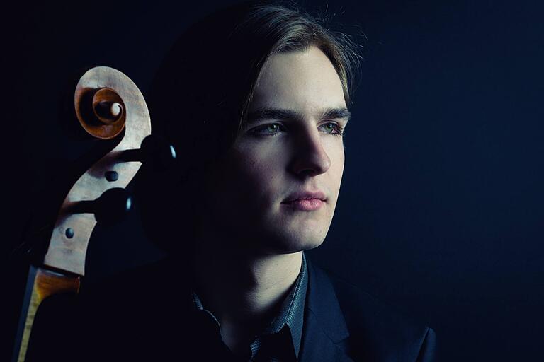Joel Blido spielt Cello beim Benefizkonzert am 9. April in der Festhalle Erlenbach. Joel Blido spielt Cello beim Benefizkonzert am 9. April in der Festhalle Erlenbach.