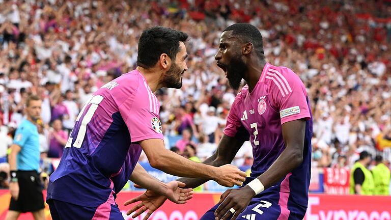 DFB-Party       -  Ilkay Gündogan (l) und Antonio Rüdiger feiern den Sieg gegen die Ungarn.