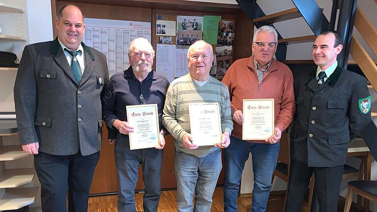 Der 1. und 2. Schützenmeister des Schützenvereins Wiesenbronn Frank Gebert (rechts) und Marco Dürner (links) ehrten für langjährige Mitgliedschaft (von links) Kurt Lohr (60 Jahre) Fritz Jüptner (50 Jahre) und Karl Brünner (25 Jahre).