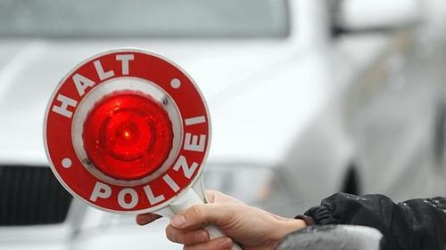 Polizei-Kelle       -  Werden die Pläne für höhere Bußgelder im Straßenverkehr wieder entschärft? (Symbolbild)