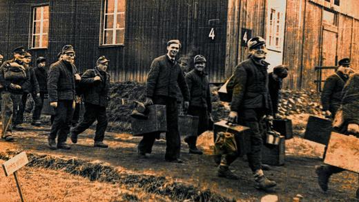 Die Heimkehr: Karl Bauer (vorne rechts mit weißer Pelzkappe) erreicht mit einigen Kameraden das Auffanglager in Hof-Moschendorf. Am 9. November 1949 holte ihn sein Vater in Gerolzhofen vom Bahnhof ab.