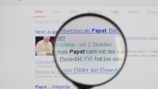 Leistungsschutzrecht       -  Eine Lupe vergrößert am 28.02.2013 die Ergebnisse des bei Google gesuchten Begriffs 'Papst'. Im Bundestag soll über den Gesetzentwurf zum Leistungsschutzrecht abgestimmt werden. Bei dem Gesetz geht es darum, ob Internet-Suchmaschinen und automatische Nachrichtensammler Lizenzgebühren an Presseverlage bezahlen müssen, wenn sie Bestandteile von deren Texten verwenden.