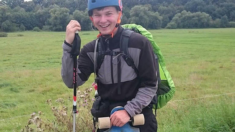 Mit dem Longboard fuhr Jonas Martin fast 1000 Kilometer vom nördlichen Ende Deutschlands bis nach Bad Kissingen. Foto: Carmen Schmitt       -  Mit dem Longboard fuhr Jonas Martin fast 1000 Kilometer vom nördlichen Ende Deutschlands bis nach Bad Kissingen. Foto: Carmen Schmitt