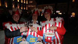 120 prächtig kostümierte Schönheiten verwandelten bei der närrischen Weiber-Weinprobe des Nordheimer Weingenießerclub  und der Touristinformation Volkacher Mainschleife die Volkacher Altstadt in eine ausgelassene Partymeile. Bei der heiteren Tour durch die Stadt regierten Musik, Wein und jede Menge Stimmung.