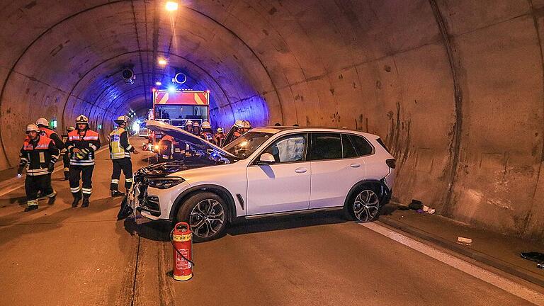 Kollision im Tunnel: Immer eine Herausforderung für die Einsatzkräfte       -  Bei einem Unfall im Tunnel Schwarzer Berg wurden am Sonntagnachmittag vier Personen leicht verletzt. BRK-Pressesprecher Michael Will zeigt sich dennoch erleichtert: &bdquo;Es hätte schlimmer ausgehen können.&ldquo;