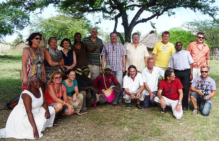 Übergabe der gespendeten Lebensmittel 2012 in Bamburi in Kenia (stehend von links) Renate Ruß, Doris Zellmann, Ulrike Hümmer, Sophia Isa Ouma, Günther Schneider, Bernhard Ruß, Anton Ganter, Heinz Ellmann, Pfarrer Nzaka und Paul Hümmer, (vorne von links) Susan Mumbe, Gabriele Mahr, Marie-Luise Zellmann, Musa Ouma, Sbeve Njuguna, Jürgen Klauer, Arthur Pfaff, Hans-Jürgen Büttner und Roland Mahr.