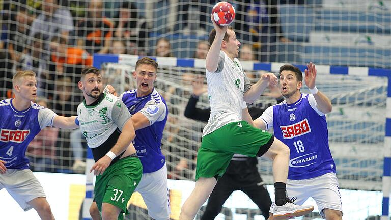 Jonas Link (am Ball) war mit fünf Toren erfolgreichster Werfer für Handball-Zweitligist DJK Rimpar Wölfe (mit im Bild: David Kovacic, Nr. 37) beim VfL Gummersbach in der Schwalbe Arena. Jonas Link (am Ball) war mit fünf Toren erfolgreichster Werfer für Handball-Zweitligist DJK Rimpar Wölfe (mit im Bild: David Kovacic, Nr. 37) beim VfL Gummersbach in der Schwalbe Arena.