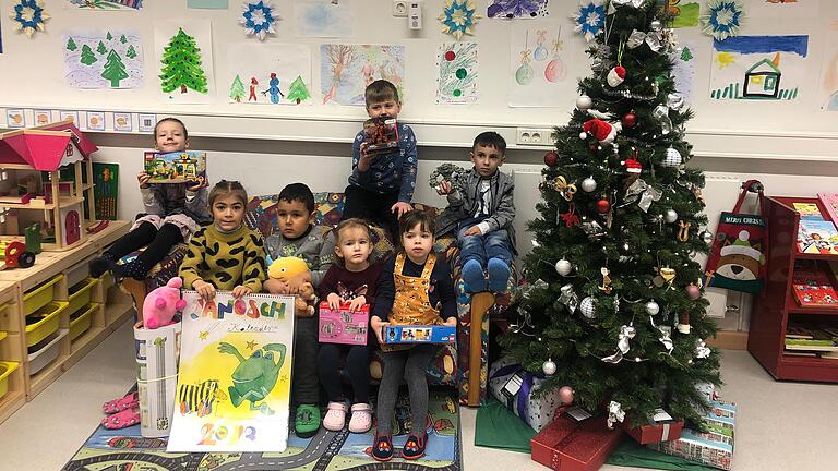 Bei der Weihnachtsfeier im Kinderhaus Ledward erhielten die Kinder dank vieler Galeria-Kaufhof-KundInnen und der 'Charity-Baum'-Aktion auch ein kleines Geschenk. Bei der Weihnachtsfeier im Kinderhaus Ledward erhielten die Kinder dank vieler Galeria-Kaufhof-KundInnen und der 'Charity-Baum'-Aktion auch ein kleines Geschenk.