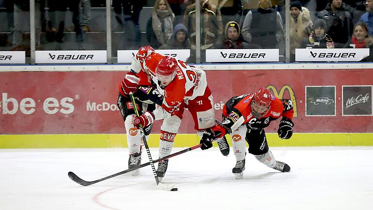 Haßfurts Kapitän Christian Dietrich (rechts) und sein leicht verdeckter Teamkollege Tomas Pribyl (links), versuchen den Pegnitzer Mark Meier aufzuhalten. Haßfurts Kapitän Christian Dietrich (rechts) und sein leicht verdeckter Teamkollege Tomas Pribyl (links), versuchen den Pegnitzer Mark Meier aufzuhalten.