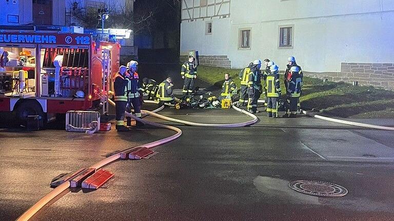 Bei dem Wohnhausbrand am Samstag in Großwenkheim konnte eine Frau nur noch tot geborgen werden.