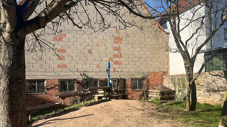 Garten St. Josef Kindergarten Hammelburg       -  Der Hügel mit Wasserpumpe im hinteren Teil des Außenbereiches wird mittlerweile kaum noch genutzt.