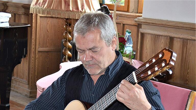 War beim Amtswechsel im Rathaussaal für die musikalische Begleitung zuständig: Johannes Tappert von der Berufsfachschule für Musik, und das Gitarrenensemble der Einrichtung, die unter anderem mit einer James-Bond-Filmmelodie überraschten. War beim Amtswechsel im Rathaussaal für die musikalische Begleitung zuständig: Johannes Tappert von der Berufsfachschule für Musik, und das Gitarrenensemble der Einrichtung, die unter anderem mit einer James-Bond-Filmmelodie überraschten.
