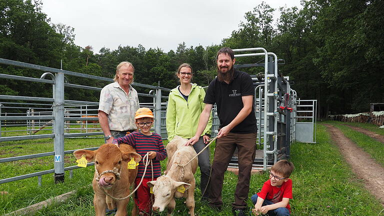 Die Landwirtsfamilie Werthmann aus Rettersbach hält ihre Rinder ausschließlich auf der Weide. Das Fleisch der Tiere verkaufen sie per Direktvermarktung. Wie setzt sich der Preis für solches Biofleisch zusammen? Von links:  Gerhard Werthmann, Lorenz Werthmann, Katrin Werthmann, Mario Werthmann, Lennard Werthmann.