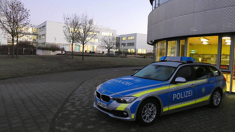 Die Polizei war mit mehreren Streifen vor Ort und sorgten für Sicherheit am Regiomontanus-Gymnasium und der Dr.-Auguste-Kirchner-Realschule. Die Polizei war mit mehreren Streifen vor Ort und sorgten für Sicherheit am Regiomontanus-Gymnasium und der Dr.-Auguste-Kirchner-Realschule.