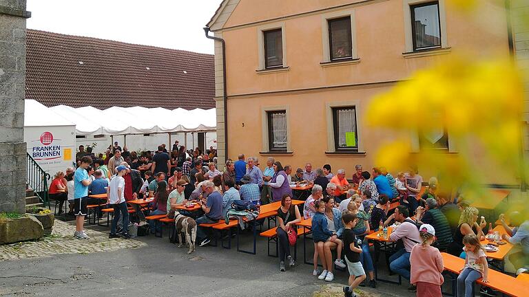 Es war viel los beim 2024er Brunnenfest in Ebersbrunn. War man in diesem Jahr erstmalig mit dem Festgelände ein paar Meter weg vom Brunnen, der Quelle der Reichen Ebrach, war das neue Ambiente ein voller Erfolg. Viele Gäste kamen und verbrachten einen sonnig, kurzweilig, kulinarischen Nachmittag im kleinen Steigerwald Idyll Ebersbrunn.