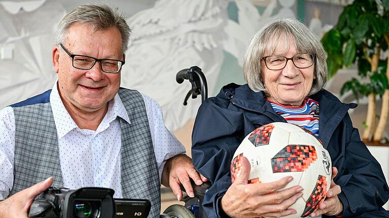 Peter Kemp und Christa Bär verbringen ihre Freizeit am liebsten auf den Amateur-Fußballplätzen in der Region.