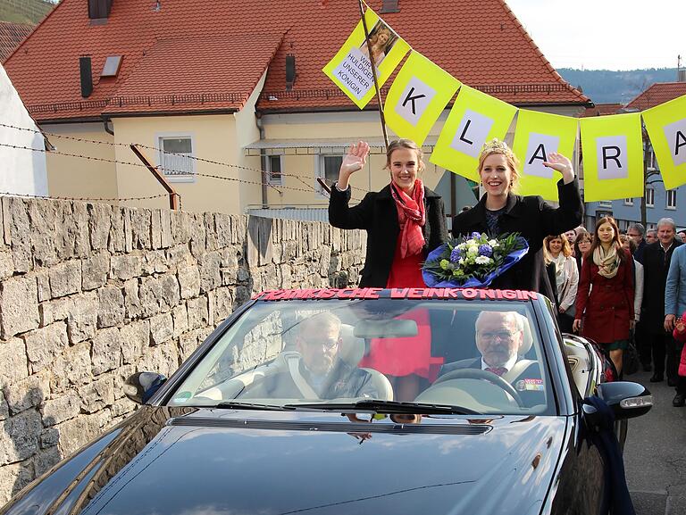 Randersacker empfängt im März die frisch gewählte Fränkische Weinkönigin Klara Zehnder (rechts, mit Vorgängerin Silena Werner).&nbsp;